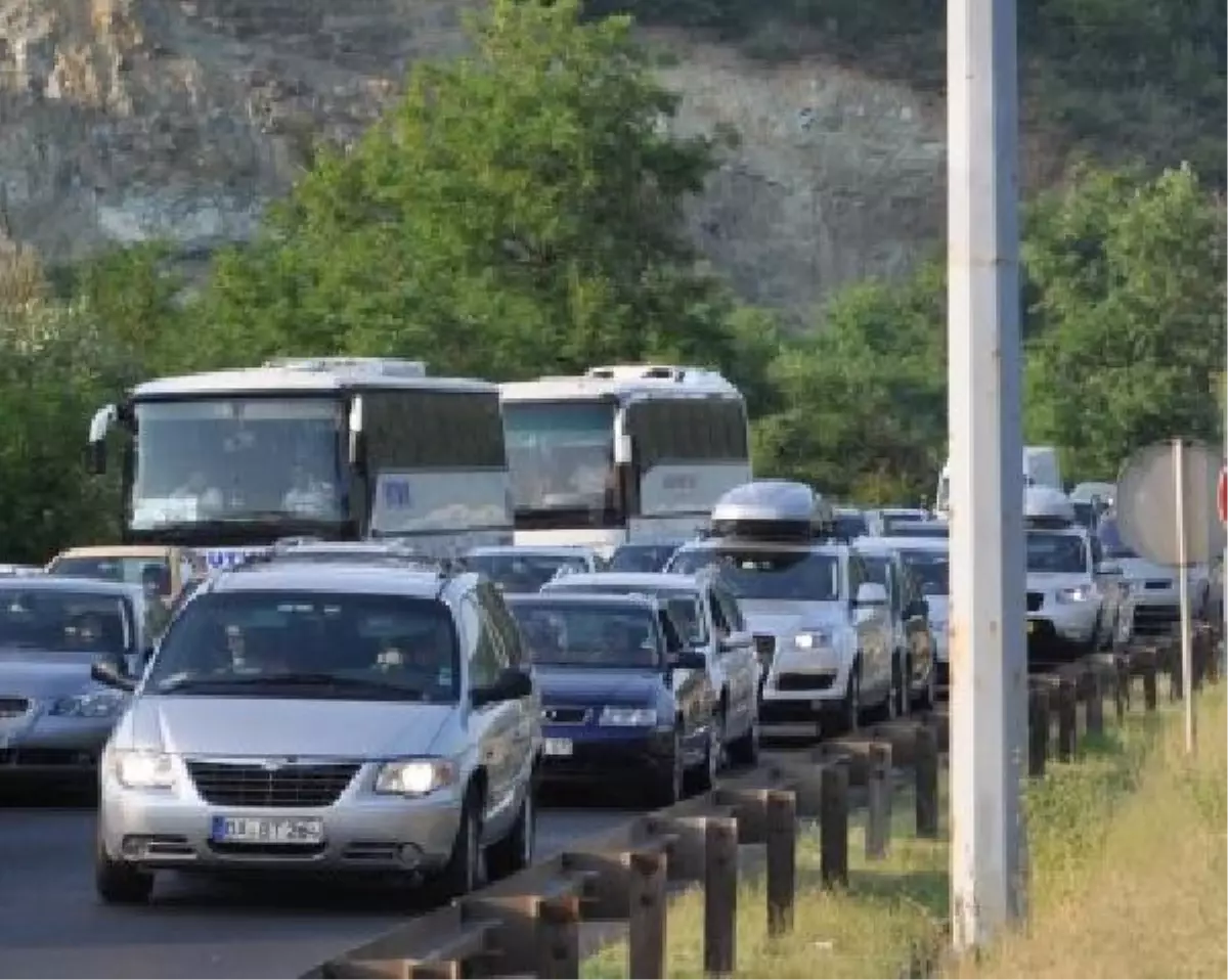 Bulgaristan-Sırbistan Sınır Kapısında 50 Kilometrelik Araç Kuyruğu Oluştu