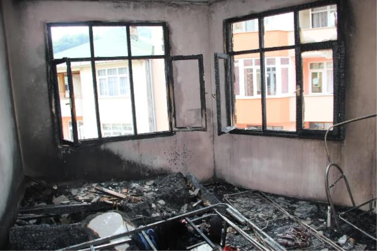 Elektrik Kontağından Çıkan Yangın Evi Kül Etti