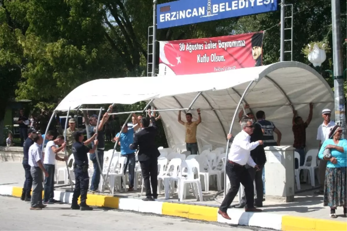 Erzincan\'da Alçaktan Uçan Helikopterler Çadırları Yıktı