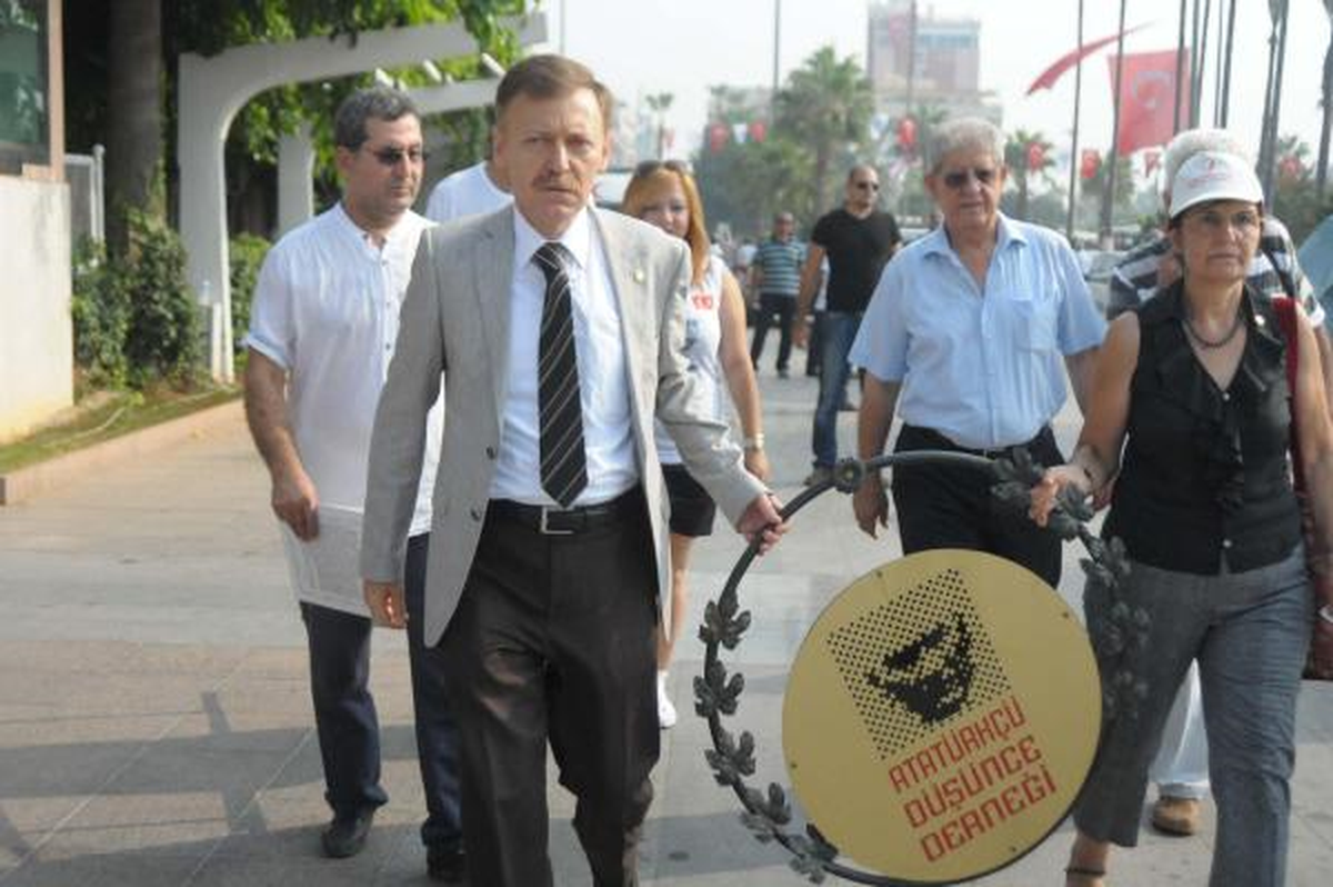 Mersin\'de Çelenk Krizi Çıktı
