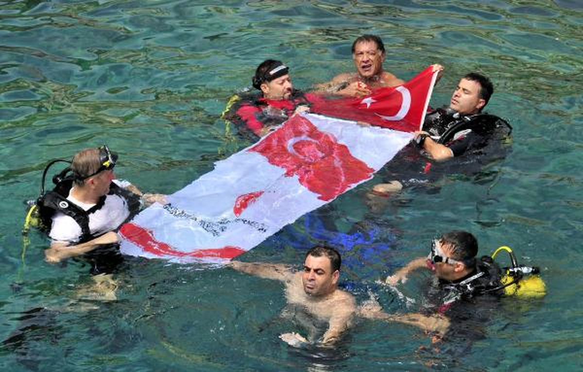 Mersin\'de Deniz Altında Zafer Bayramı Kutlaması