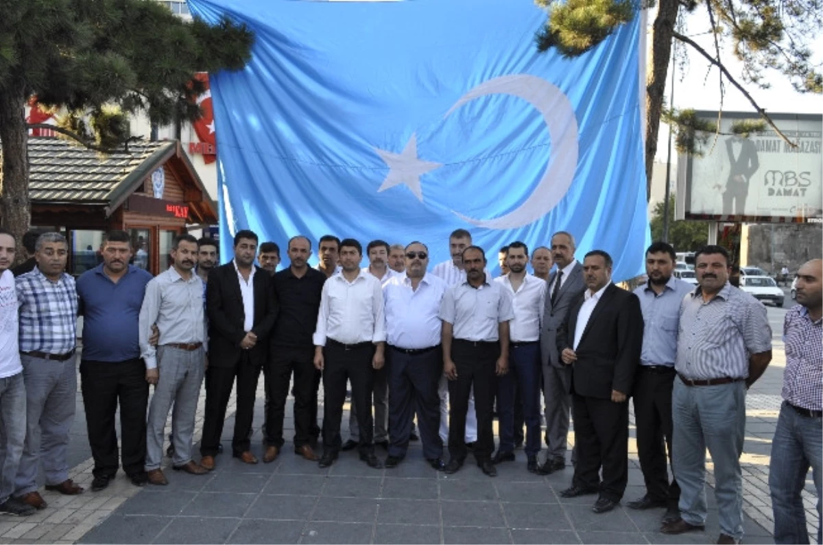 MHP İl Başkanı Mete Eke, Doğu Türkistan Sergisini Ziyaret Etti