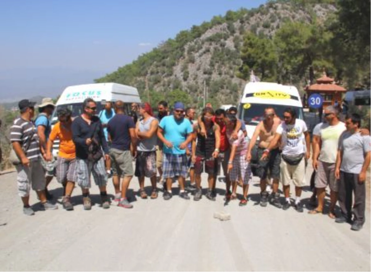 Paraşüt Pilotları "Tozlu Yolları" Protesto Etti