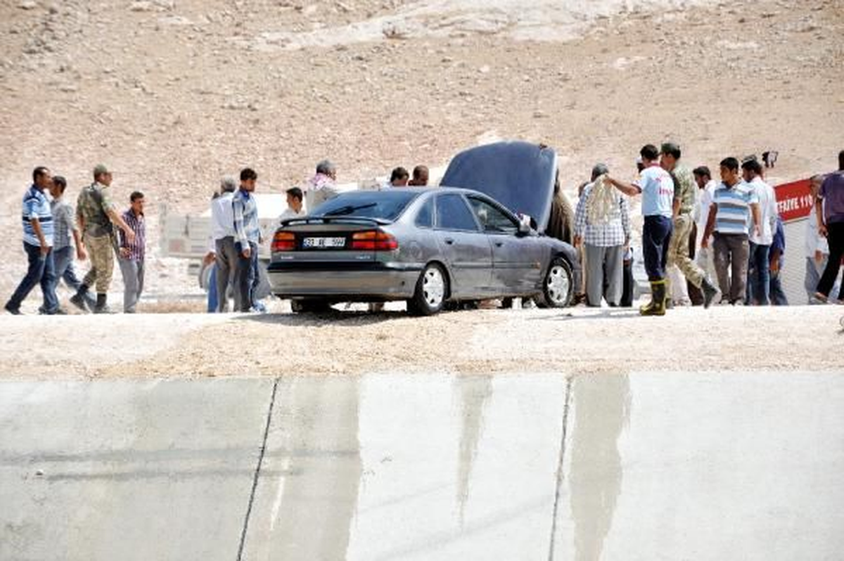 Şanlıurfa\'da Otomobil Sulama Kanalına Uçtu: 3 Ölü, 2 Yaralı (1)