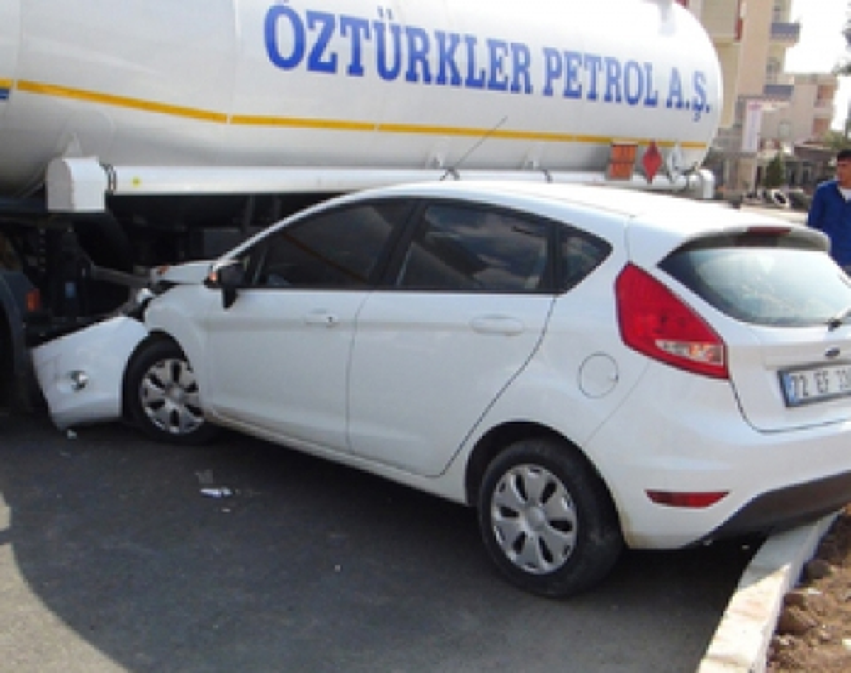 Otomobil Tankerin Altına Girdi