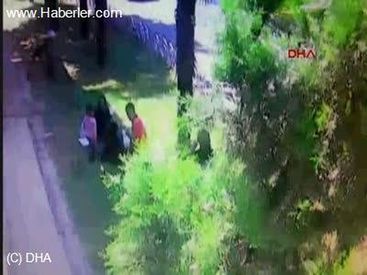 Emekleyerek Geldi Suriyeli\'nin Çantasını Böyle Çaldı