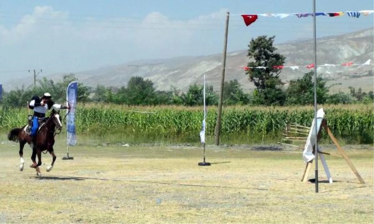 Erzincan\'da Yamaç Paraşütü Dünya Şampiyonası\'na Rüzgar Engeli
