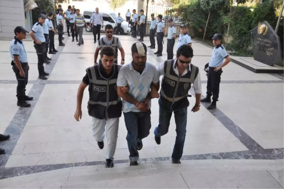 Hastanedeki Bıçaklı Saldırgan ve Cinayet Şüphelisi Adliyede