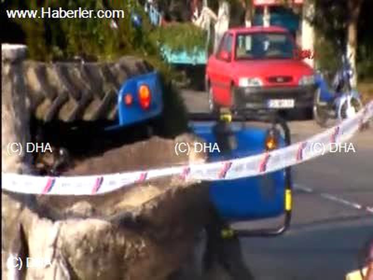 İzmir Servis Otübüsü Traktöre Çarptı