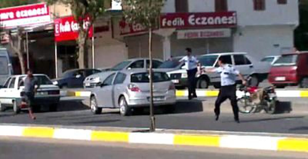 Satırlı Saldırganı Polis Vurarak Durdurdu