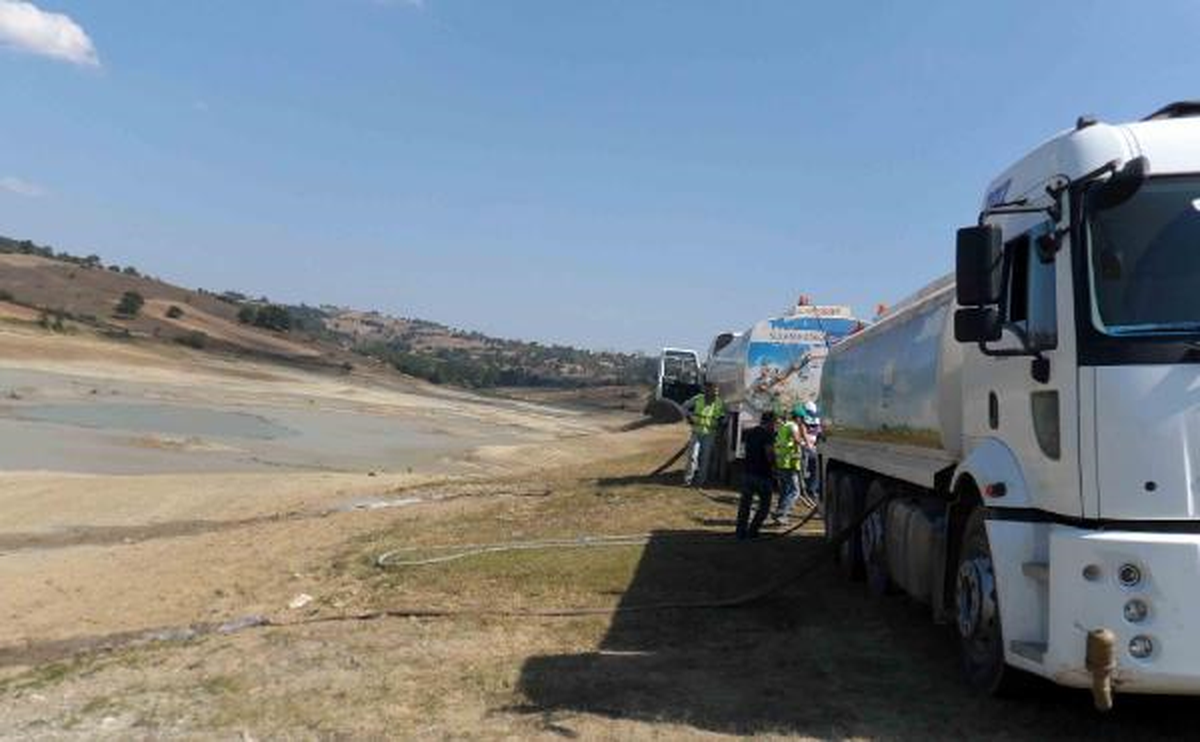 Suyu Azalan Göletteki Balıkların Ölmemesi İçin Tankerle Su Taşınıyor