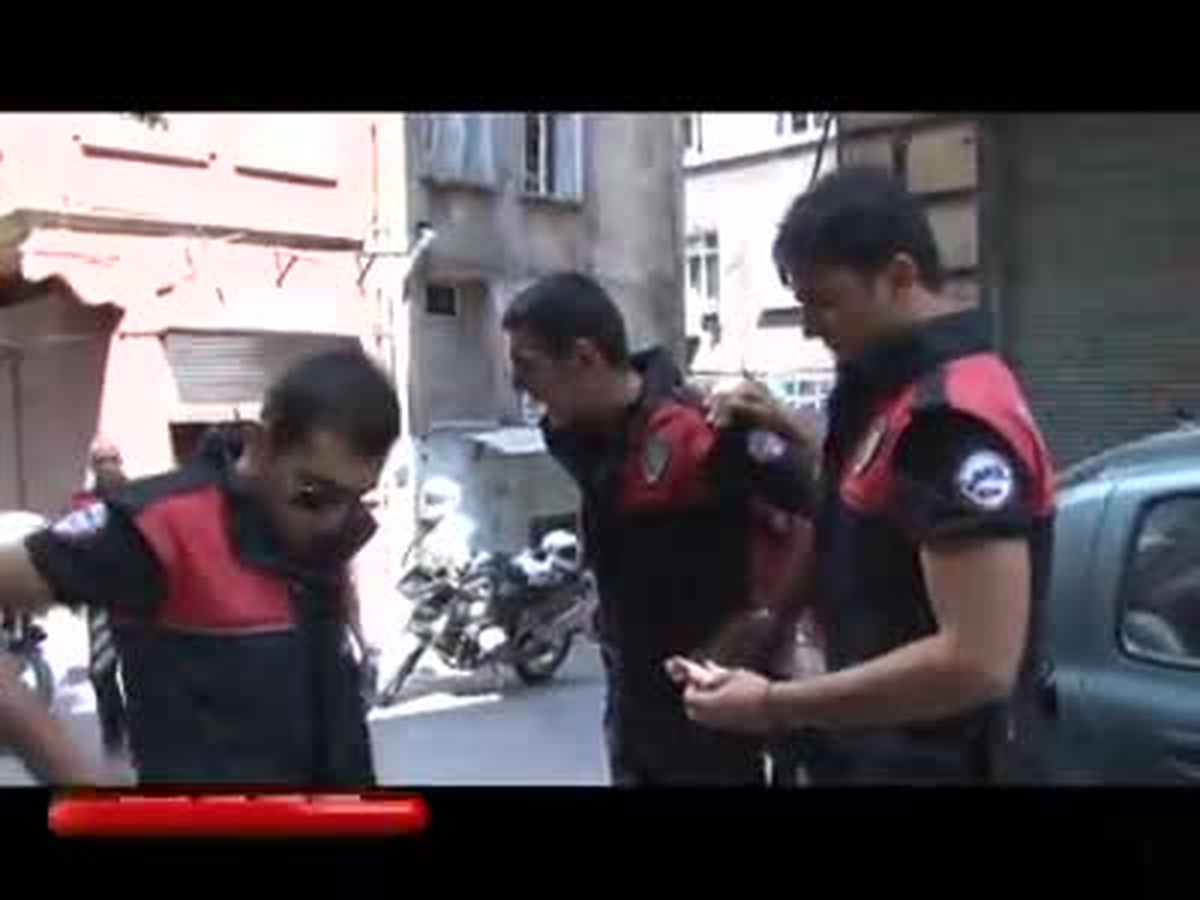 Tarlabaşı\'nda Polislere Taşlı Saldırı: 2 Polis Yaralı