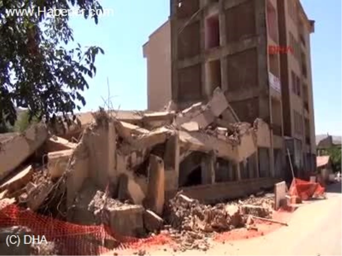 Bitlis\'te Yıkım Yapan İş Makinesinin Üzerine Bina Çöktü