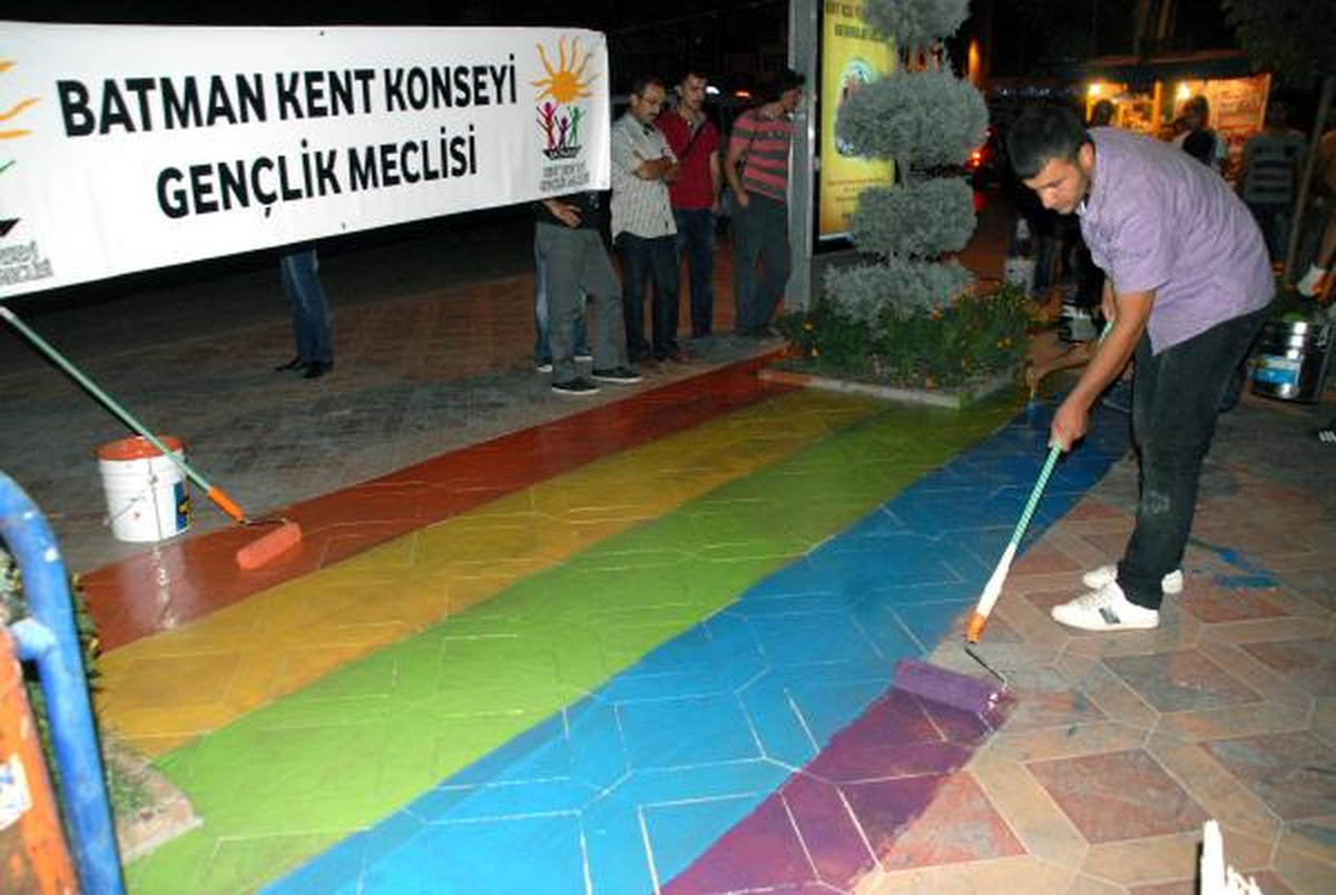 Batman\'da Yaya Caddesini Gökkuşağı Renklerine Boyadılar
