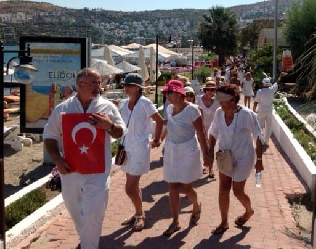 Bodrum\'da Renkli Barış Zinciri
