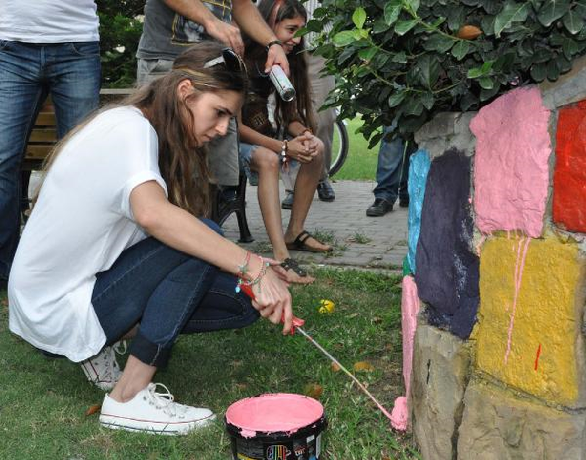 Gençler, Çeşme Taşlarını Gökkuşağı Renklerine Boyadı
