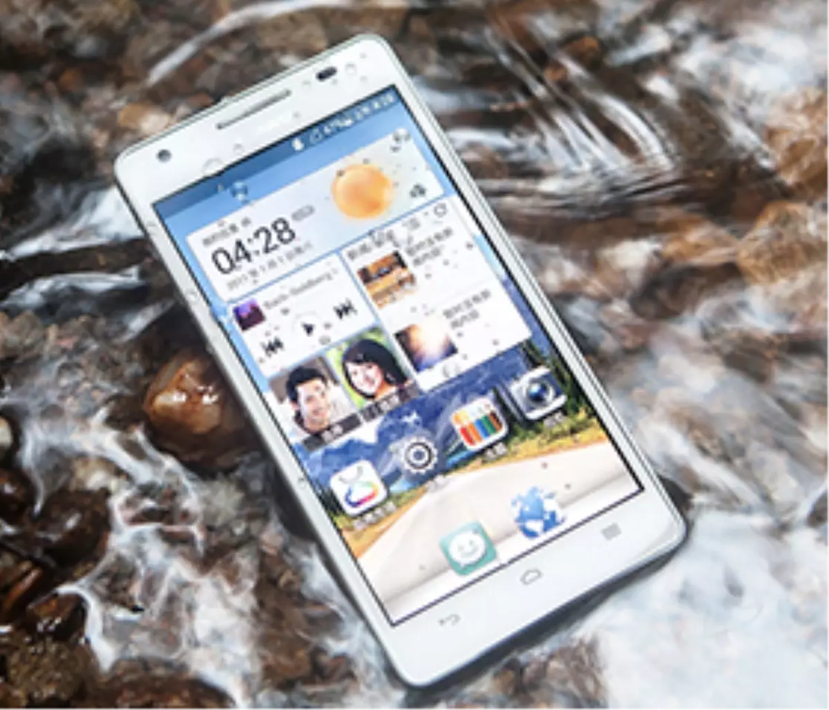 Huawei\'nin Su Geçirmez Telefonu Satışa Sunuldu