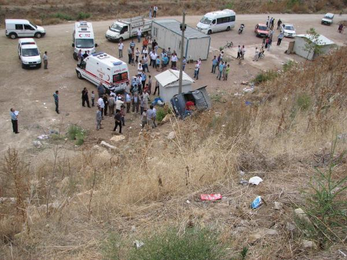 Kamyonet Şarampole Yuvarlandı: 1 Ölü, 1 Yaralı