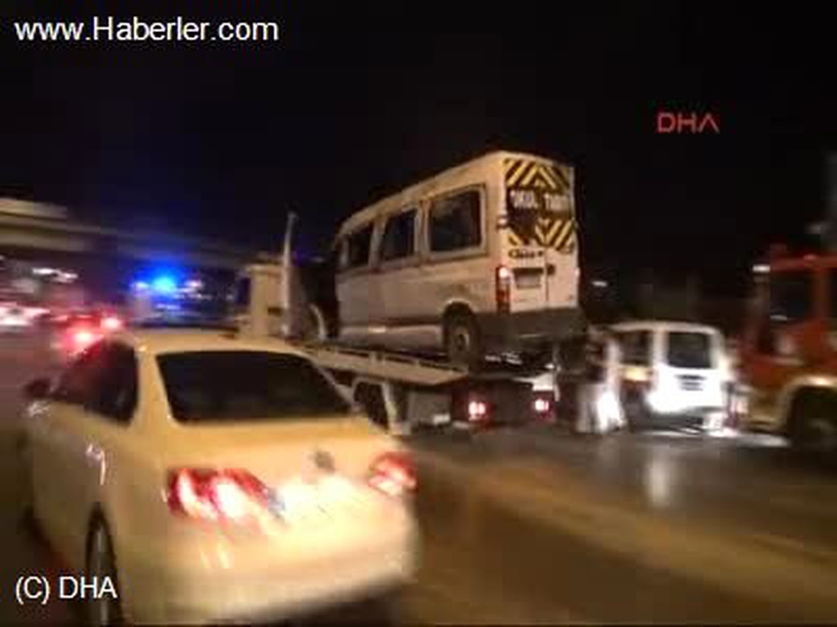 Basın Ekspres Yolu\'nda Minibüs Dereye Uçtu