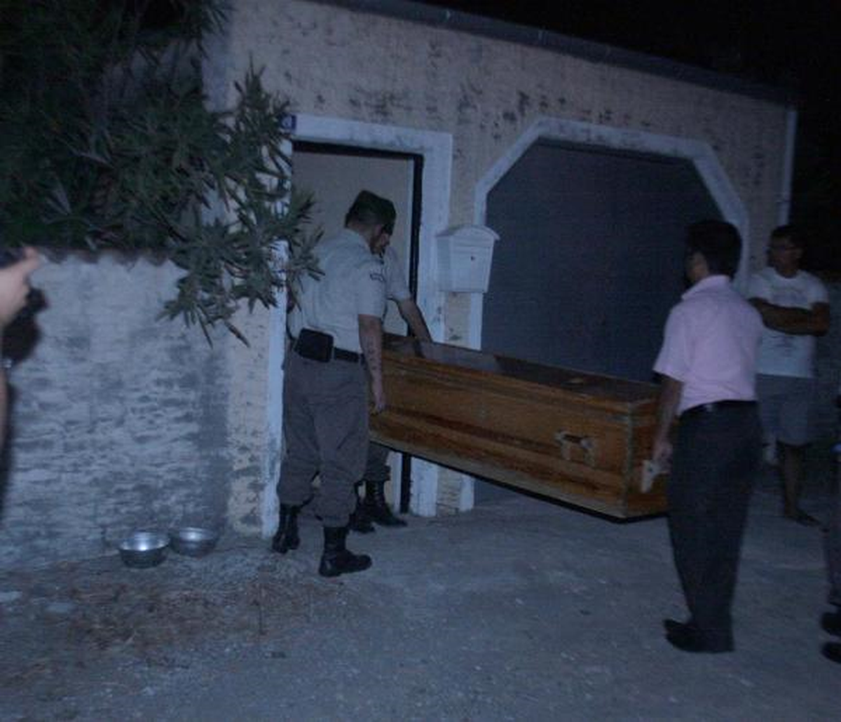 Ölen Sahibinin Başından Ayrılmadı