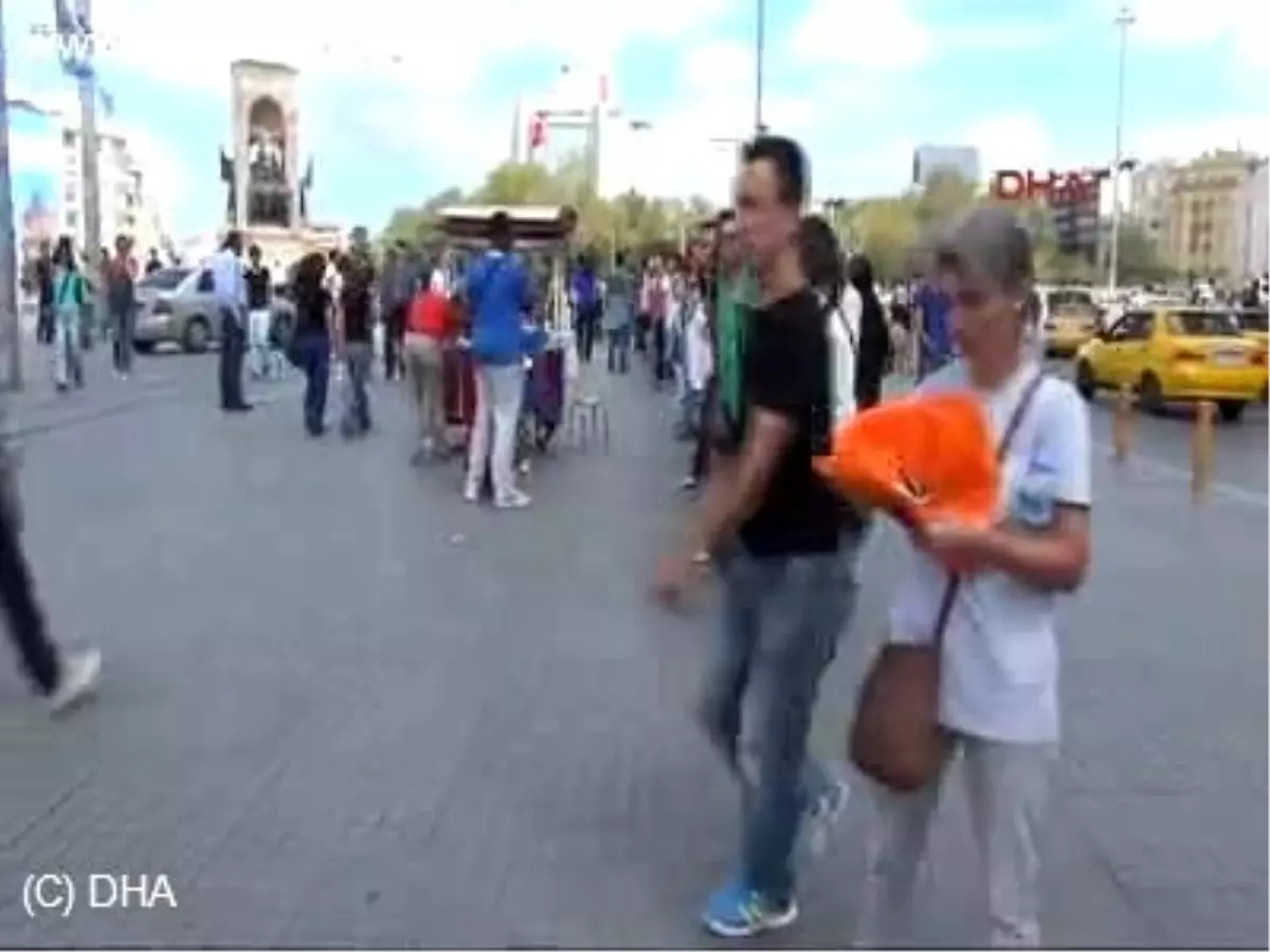 Taksim\'de Barış Günü Eylemlerinde Polisin Resim Hassasiyeti