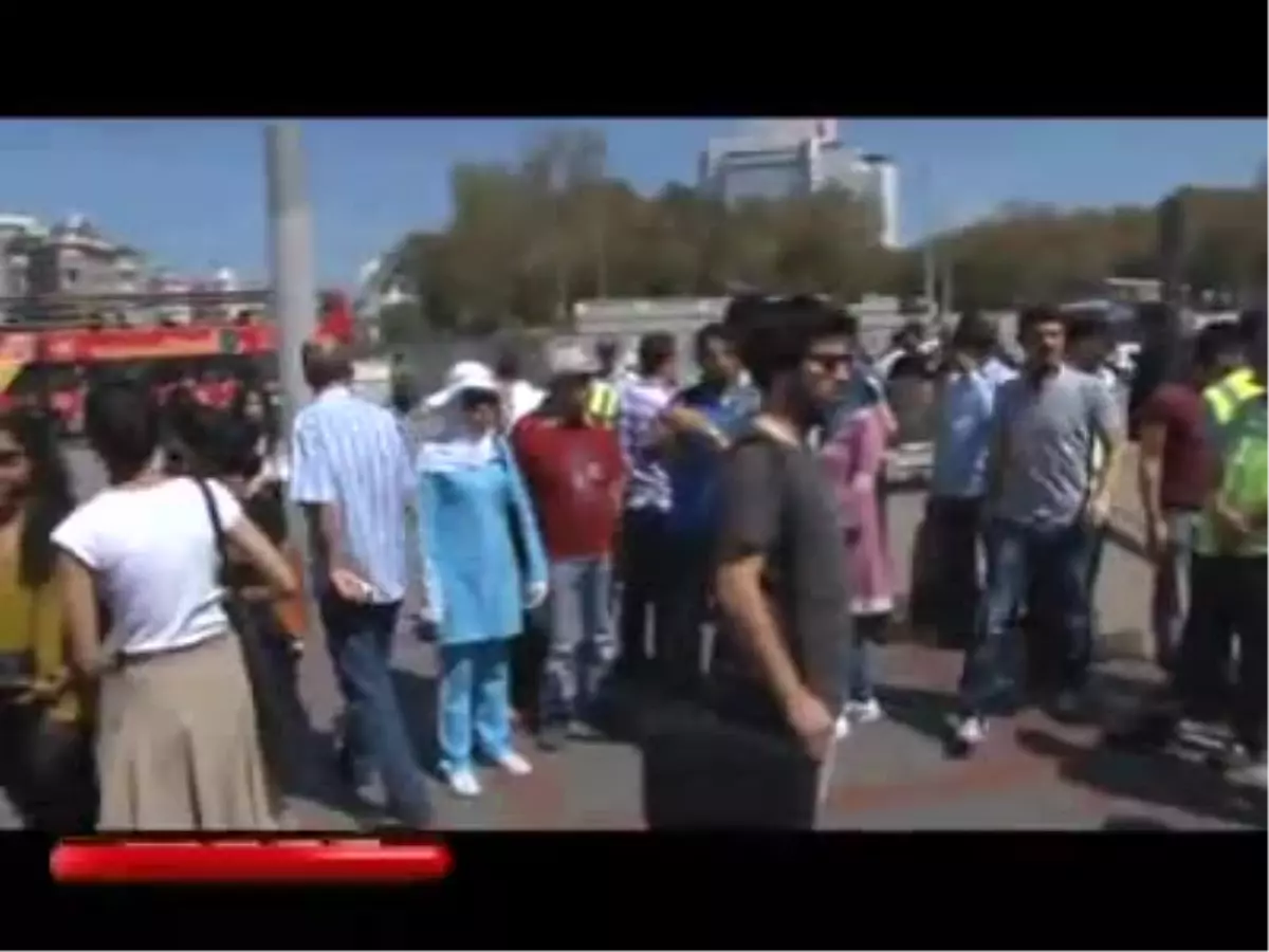 Taksim Gezi Parkı ve Metro Girişleri Yaya Trafiğine Kapatıldı