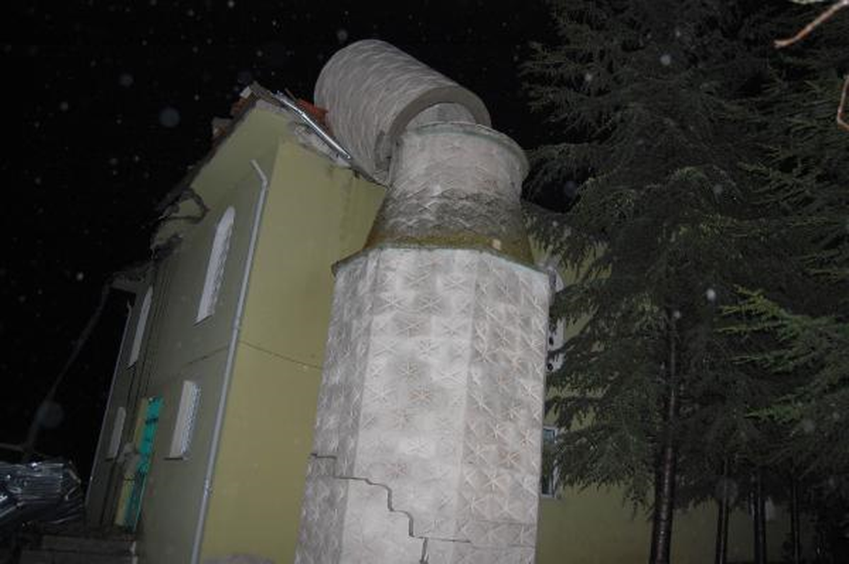 Şiddetli Fırtınada Minare Devridi