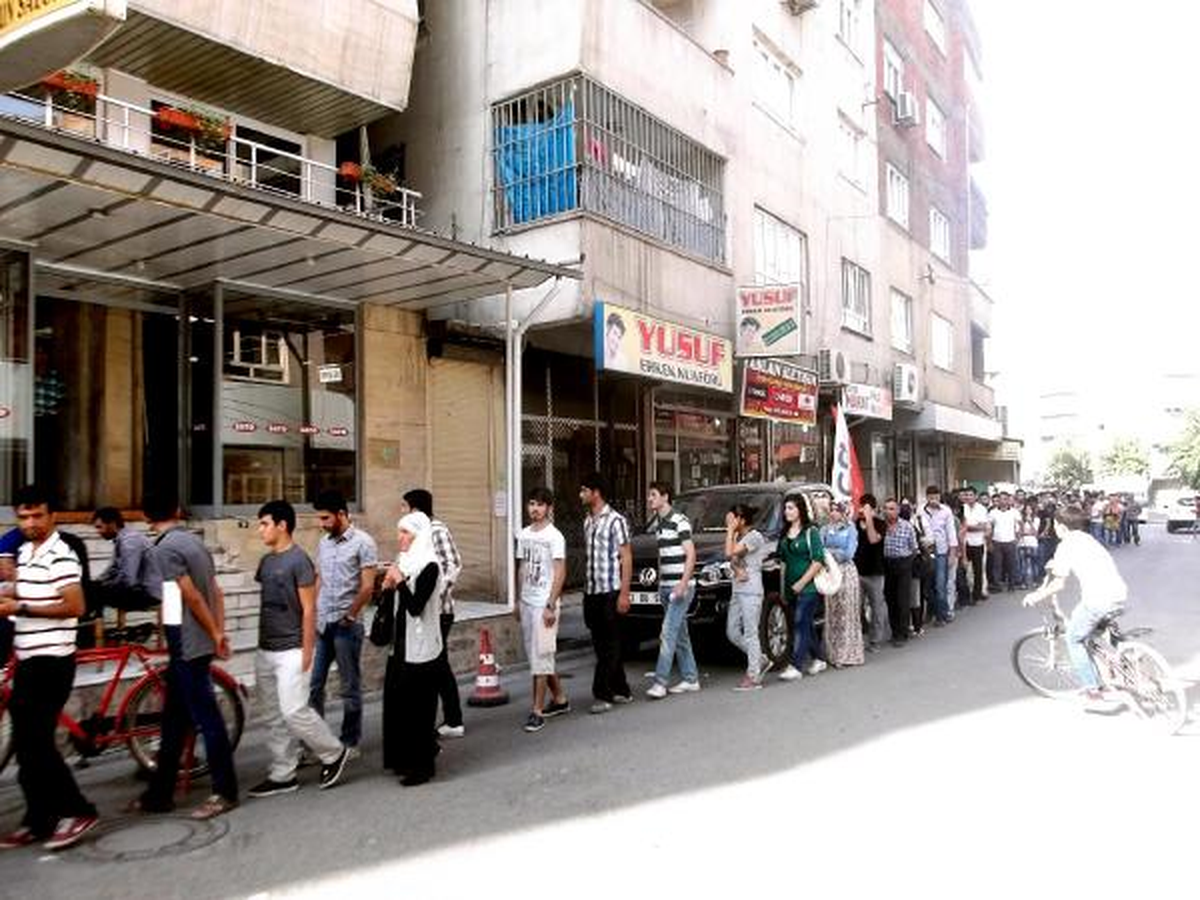 100 Liralık Vakıf Bursu İçin Sıraya Girdiler