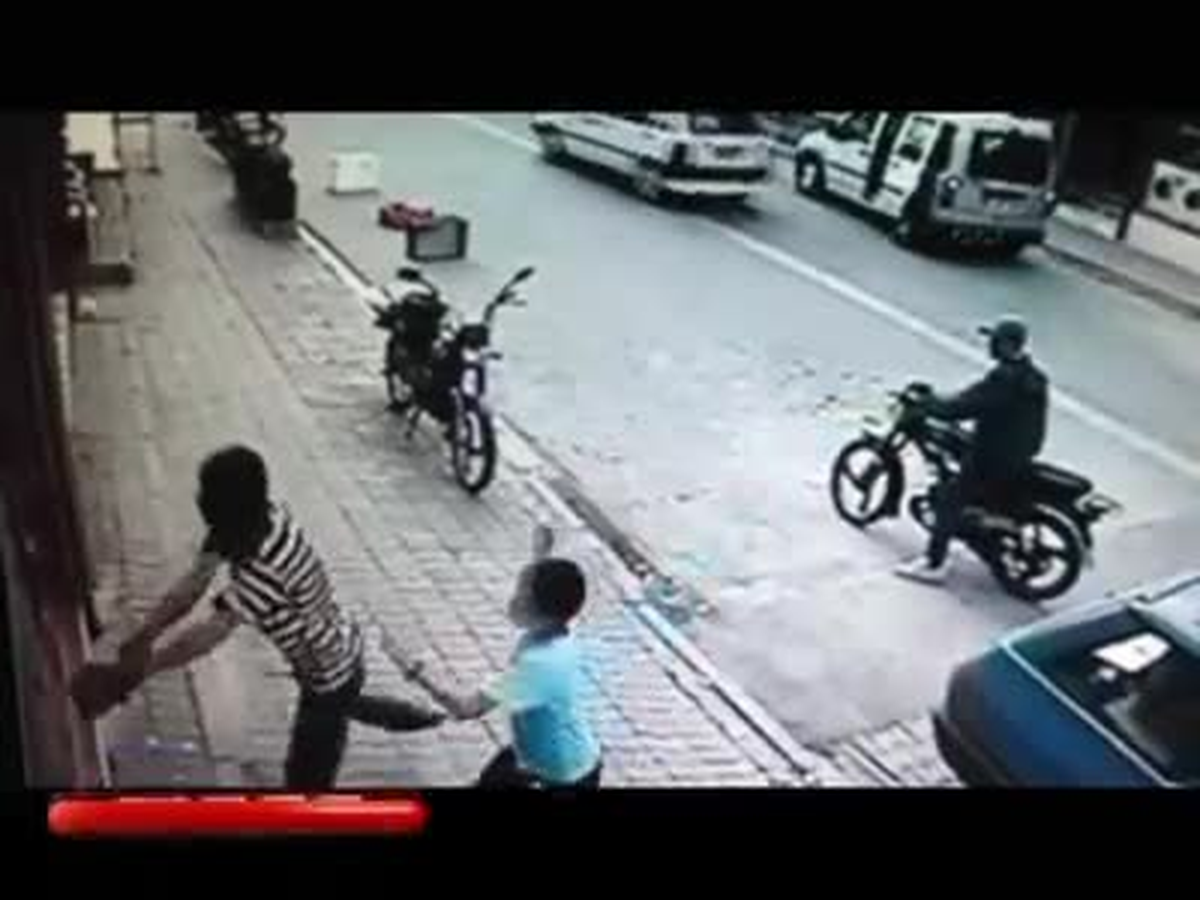 Adana\'da Kuyumcu Hırsızlarını 10 Yaşındaki Çocuk Kovaladı