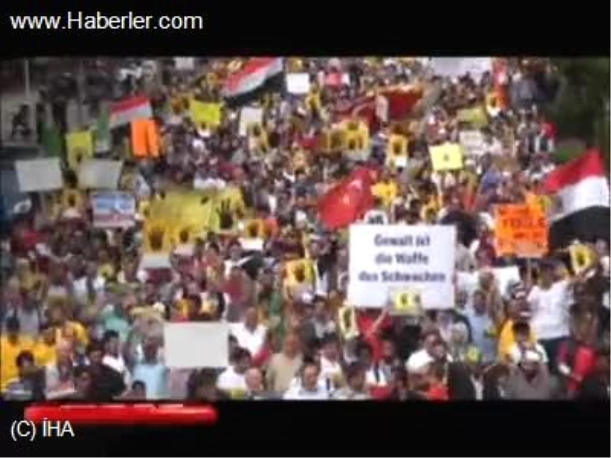 Almanya\'daki Mısır Protestosuna Türkler\'den Yoğun Katılım
