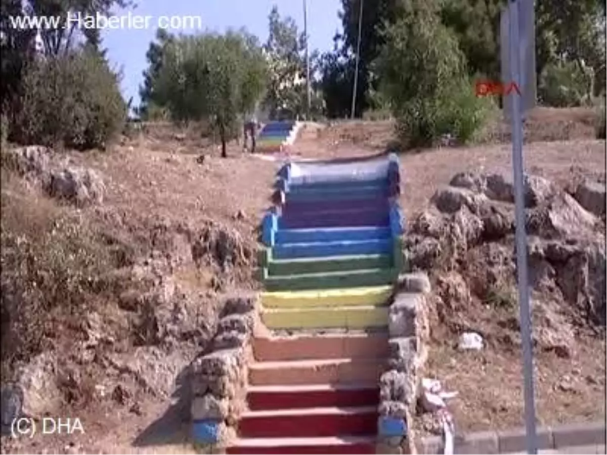 Antalya\'da Konyaaltı Sahili\'ne İnen Merdivenler Boyandı