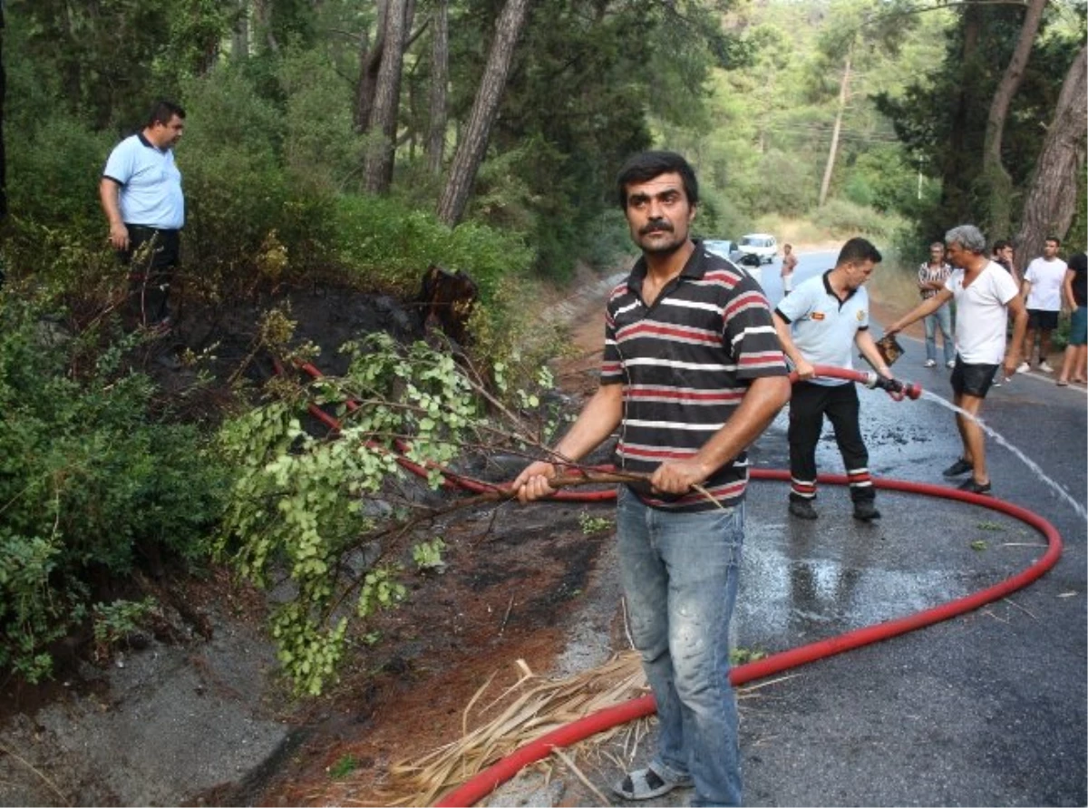Antalya\'da Motosiklet Yangını Çalılıklara Sıçradı