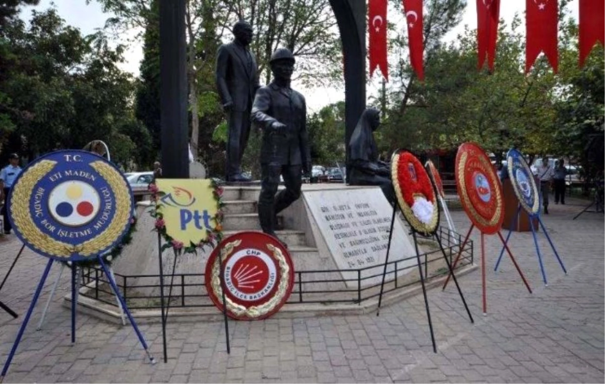 Balıkesir\'de Zafer Bayramı Kutlamalarında Atatürk Anıtına Konulan Ayaksız CHP Çelengine Tepki