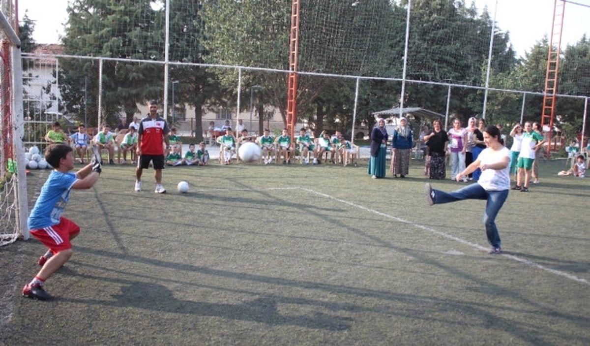 Çivril\'de Anneler Yeşil Sahada Buluştu