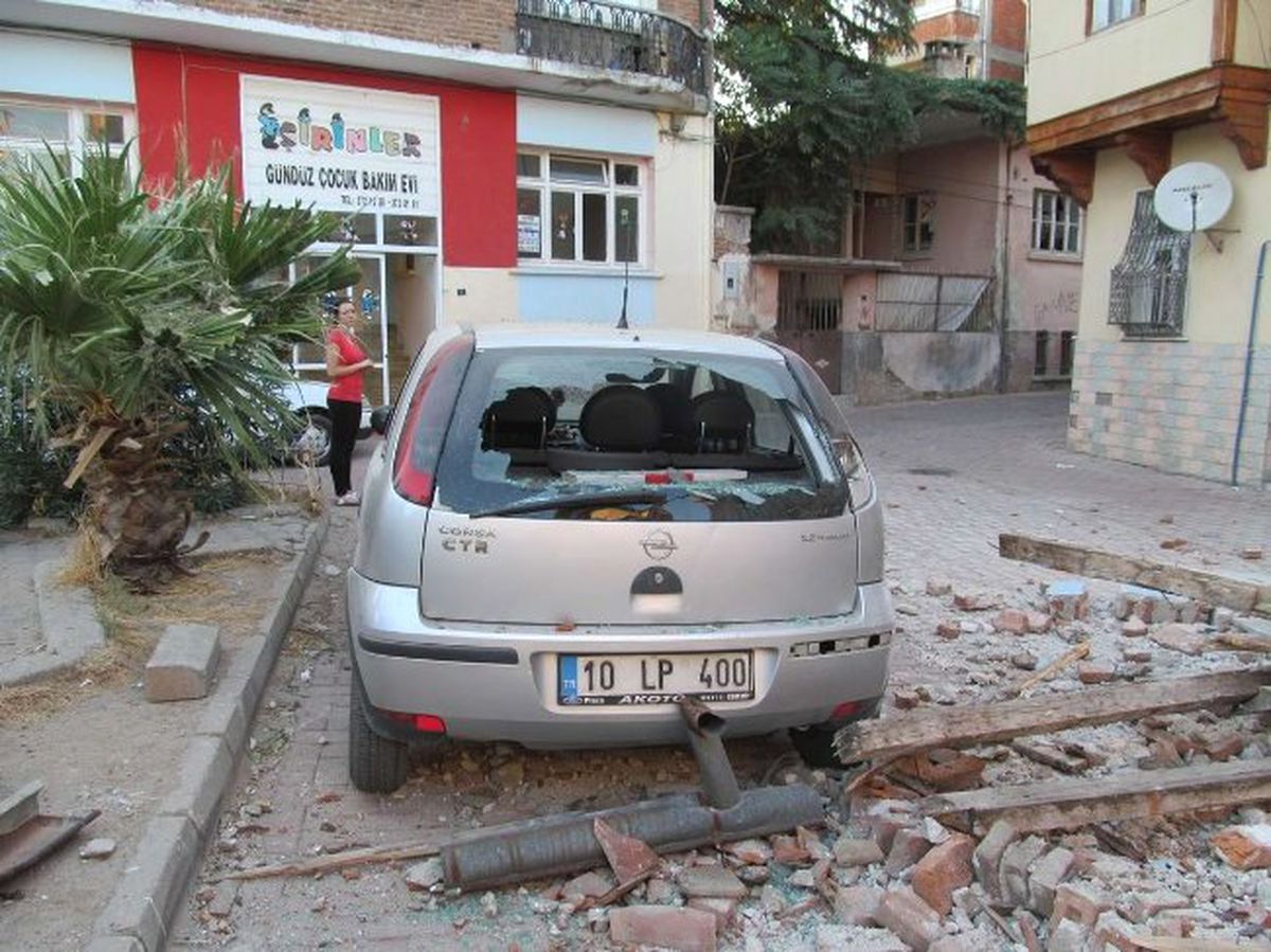 Edremit\'te Tarihi Ev Araçların Üzerine Yıkıldı