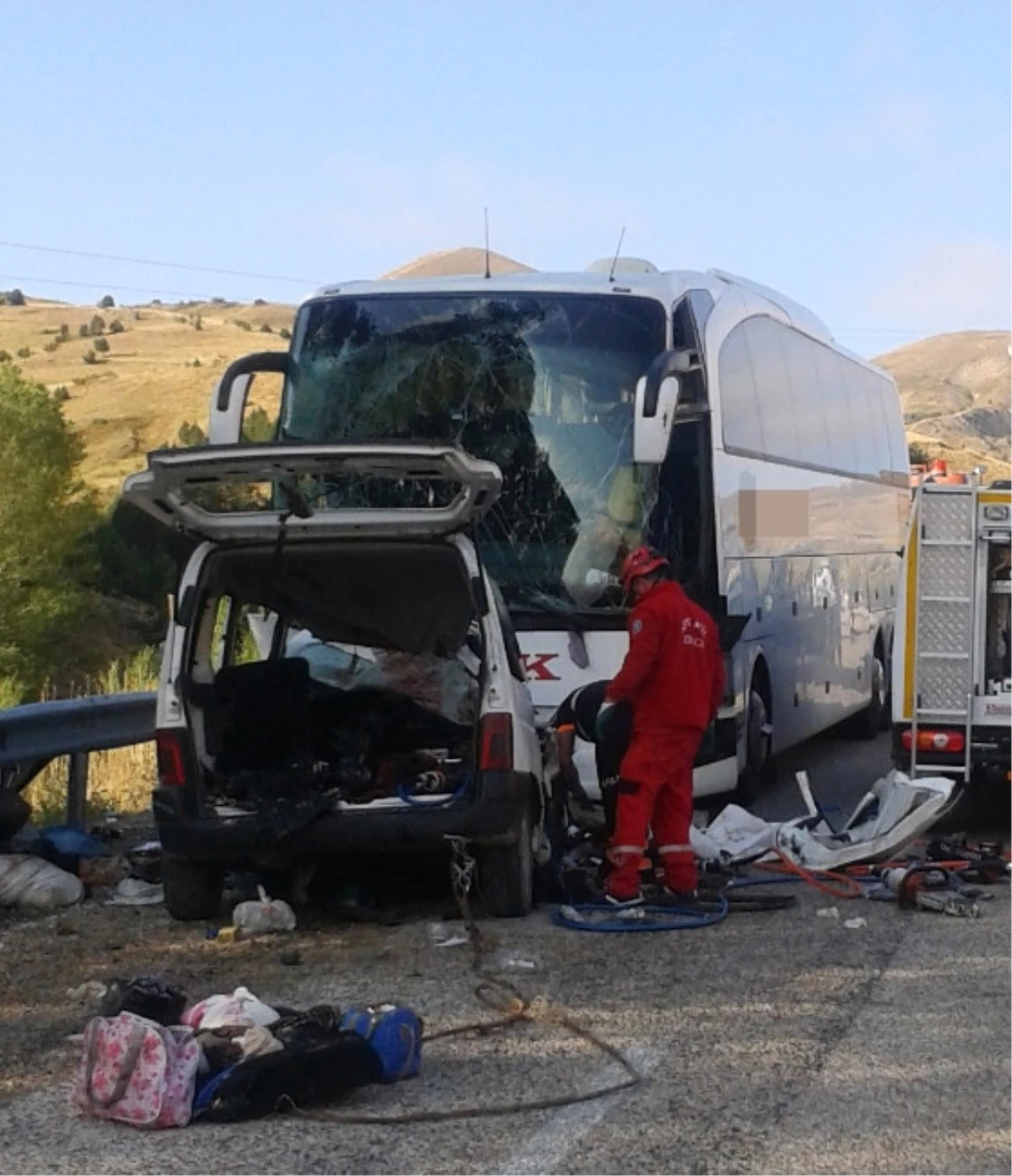 Erzincan\'da Yolcu Otobüsü Arabaya Çarptı: 5 Ölü, 2 Yaralı