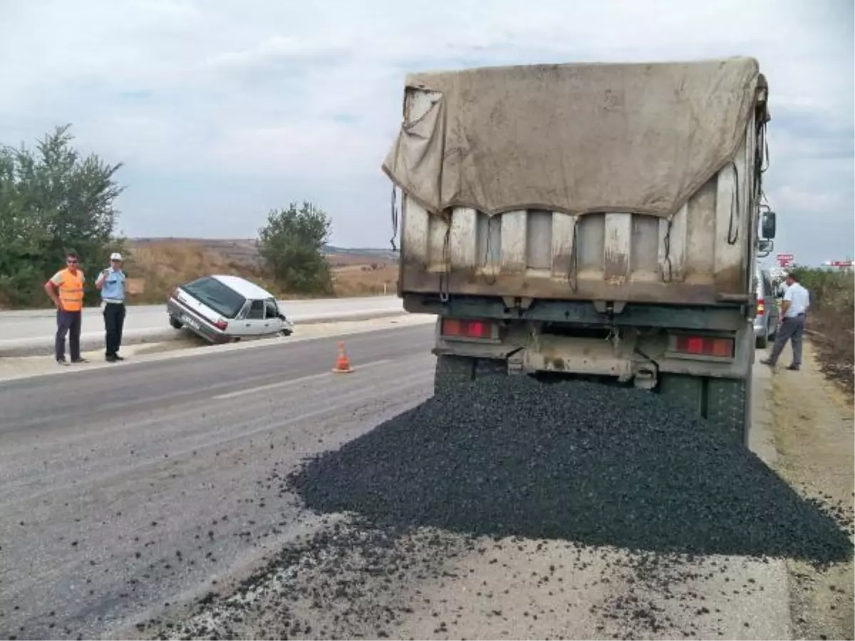 Kamyon Kasasından Yola Saçılan Asfalt Kazaya Neden Oldu