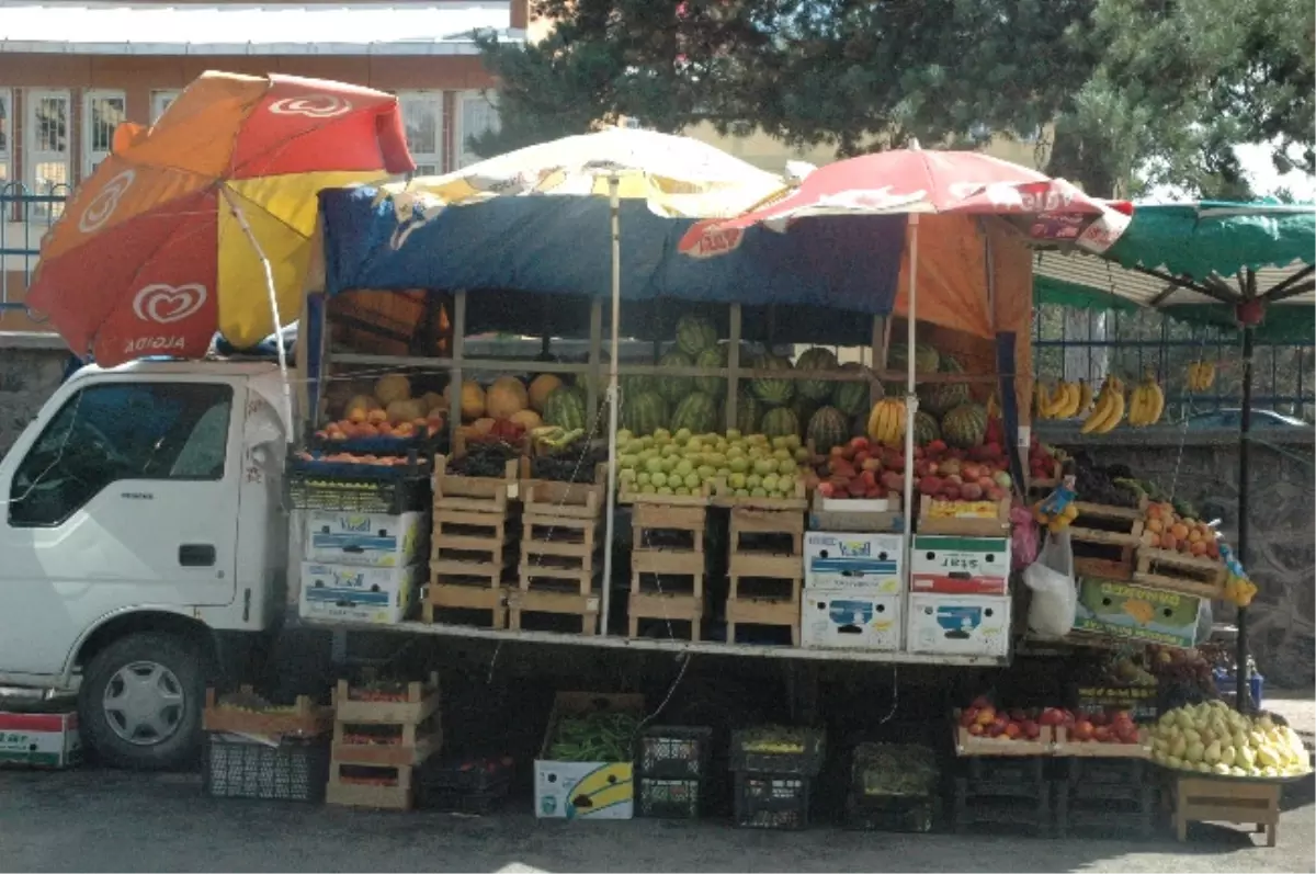 Kamyonet Üzerinde Meyve Şöleni