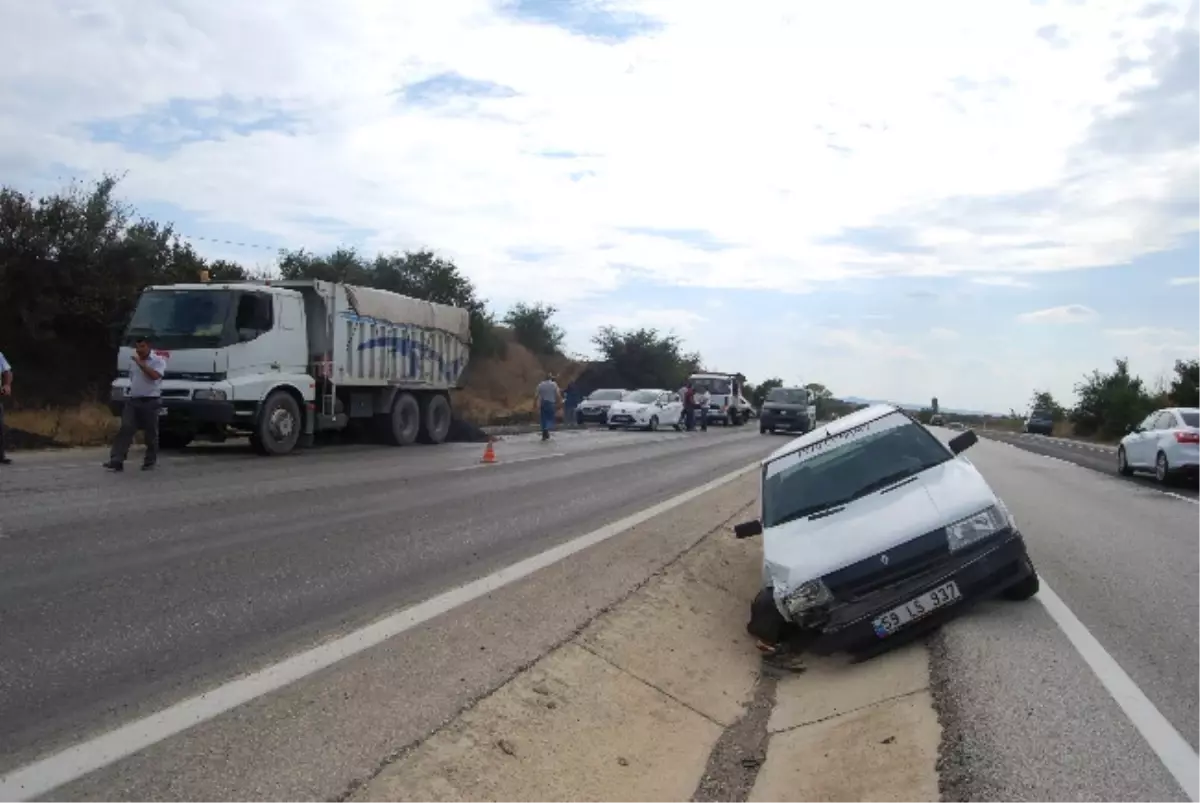 Kamyonun Kapağı Açıldı 3 Araç Kaza Yaptı