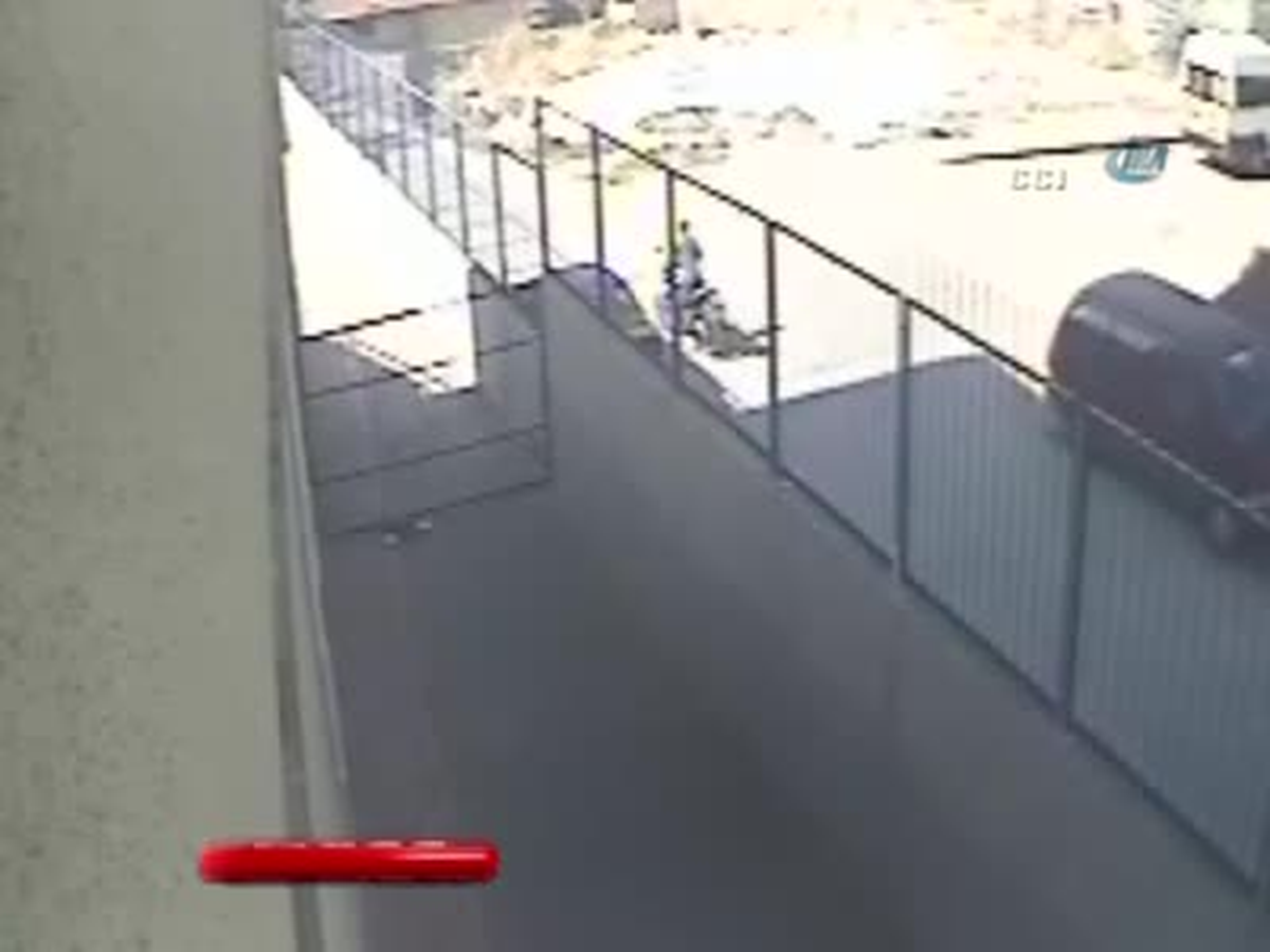 Motosiklet Hırsızları Güvenlik Kamerasına Yakalandı