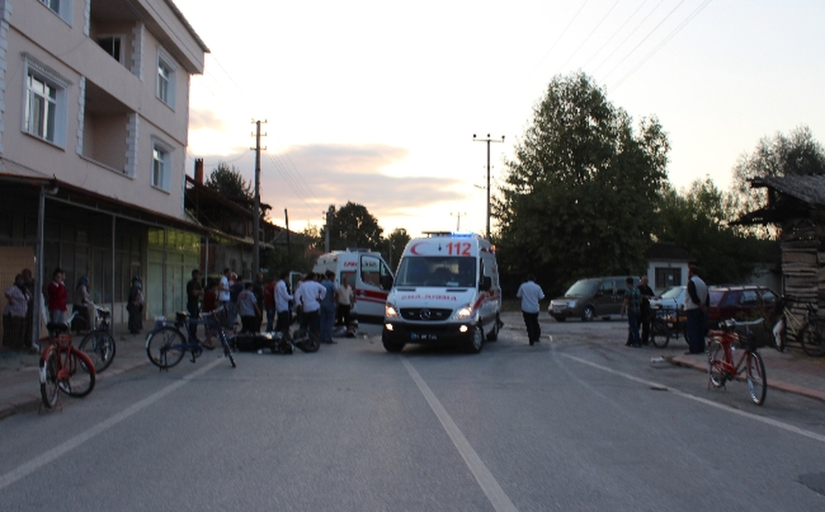 Motosiklet ile Bisiklet Çarpıştı: 2 Yaralı