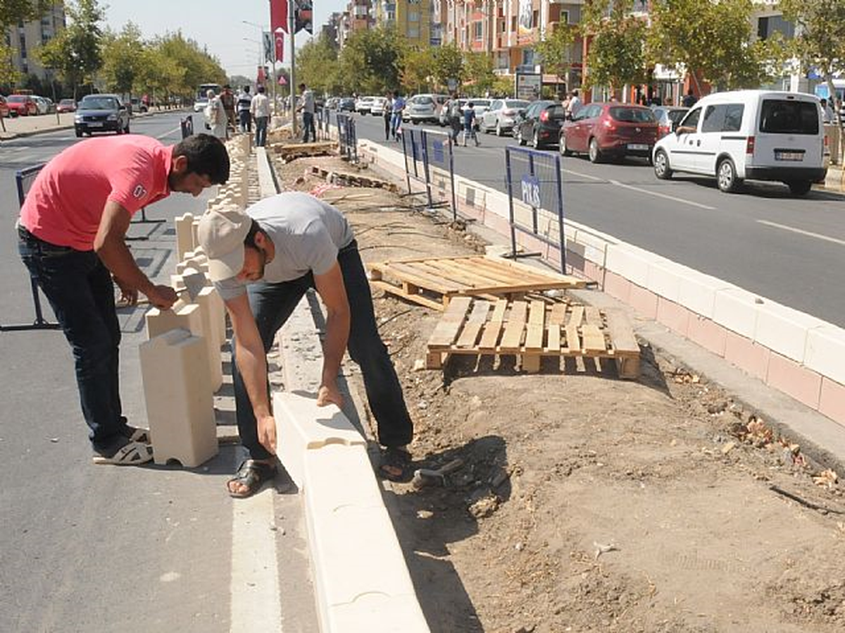 Omurtak Caddesi´nin Orta Refüjü Yenileniyor