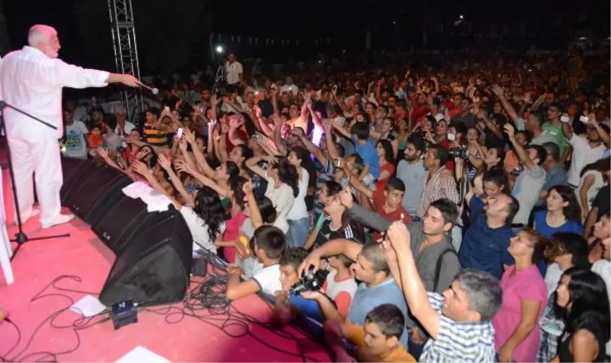 Onur Akın Mersin\'de \'Barış\' İçin Söyledi