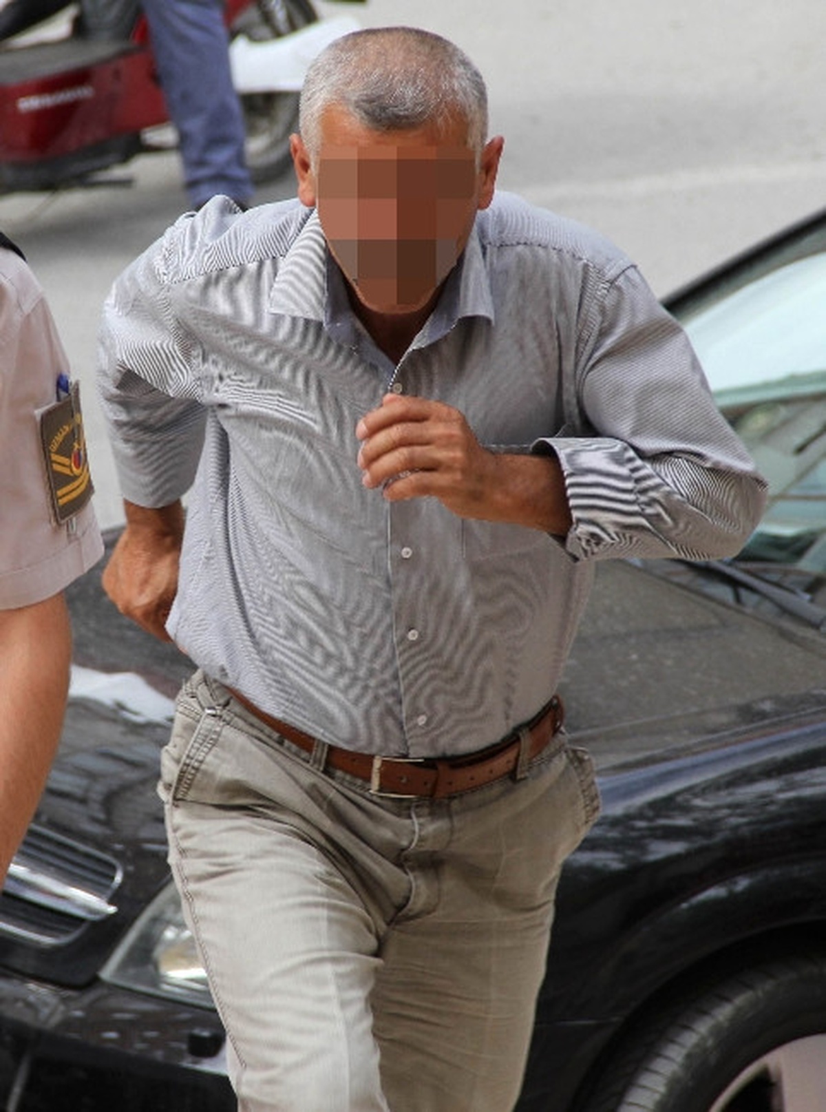 Otomobille Fındık Ayıklayan Kıza Çarptı