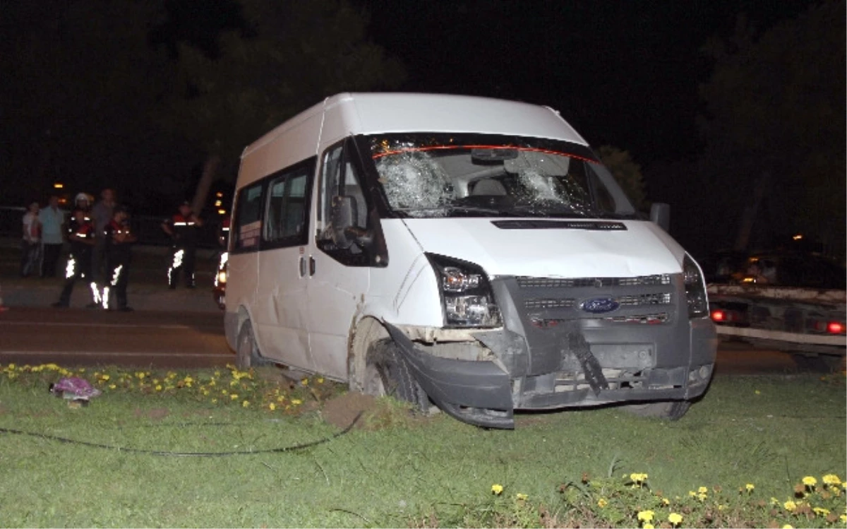 Polisten Kaçan Minibüs Kaza Yaptı