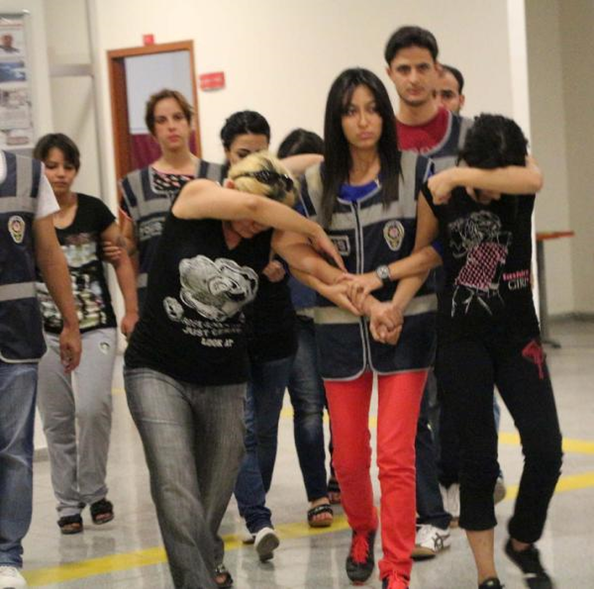 Şanlıurfa\'da Fuhuş Operasyonu: 8 Gözaltı