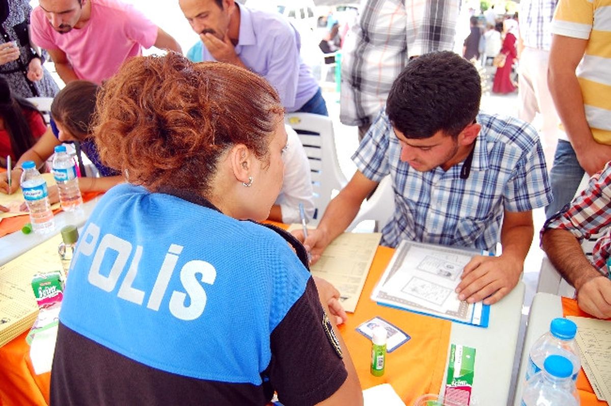 Üniversiteye Kayıtlarda Polis-Öğrenci İlişkisi Gelişiyor