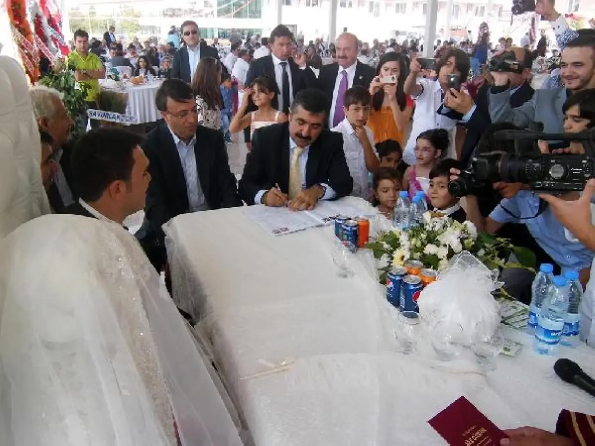 Van Valisi Nikah Şahidi Oldu