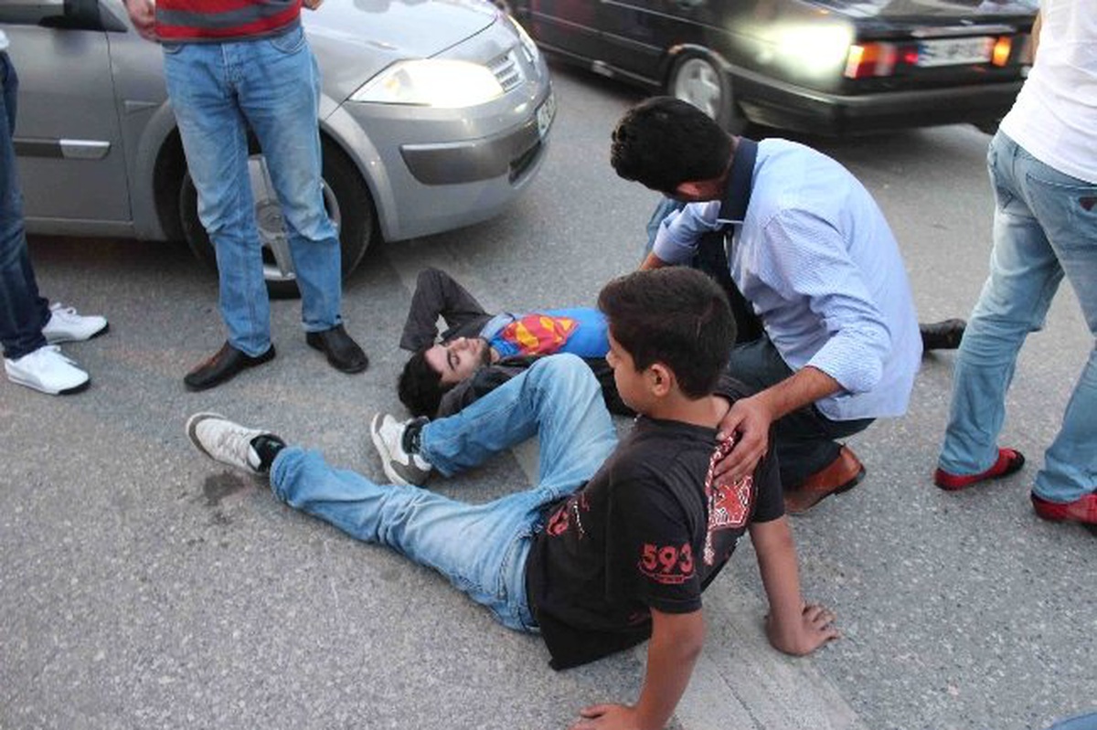 Yola Kontrolsüz Çıkan Araca Motosiklet Çarptı: 2 Yaralı