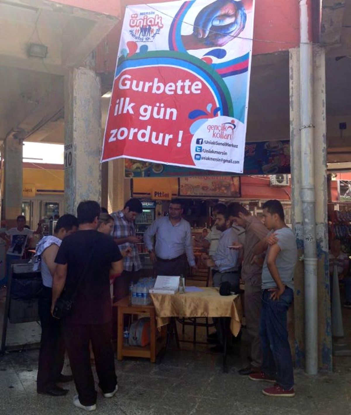 Ak Gençlik Üniversite Öğrencilerini Yalnız Bırakmıyor